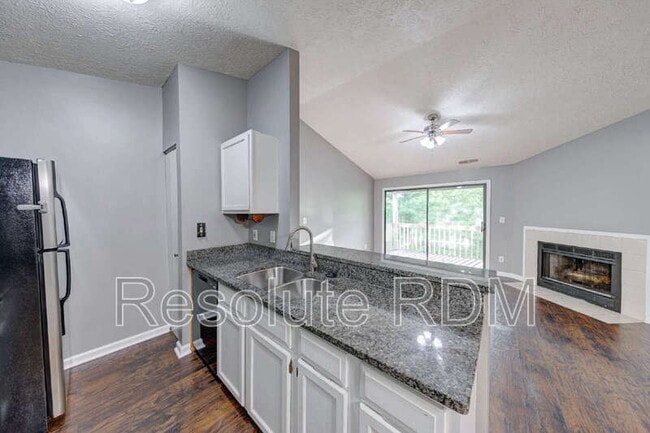 Building Photo - 4470 Village Ln
