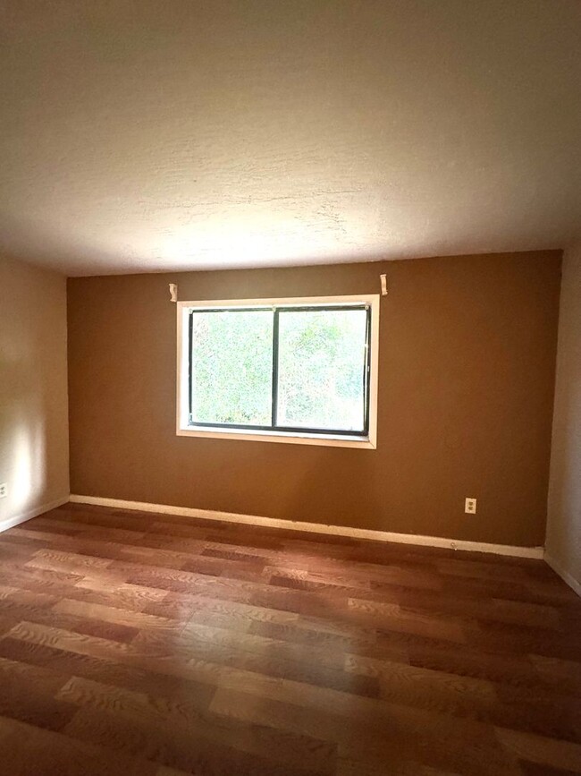 Building Photo - Spacious Ground-Floor 2-Bed/2-Bath Condo i...