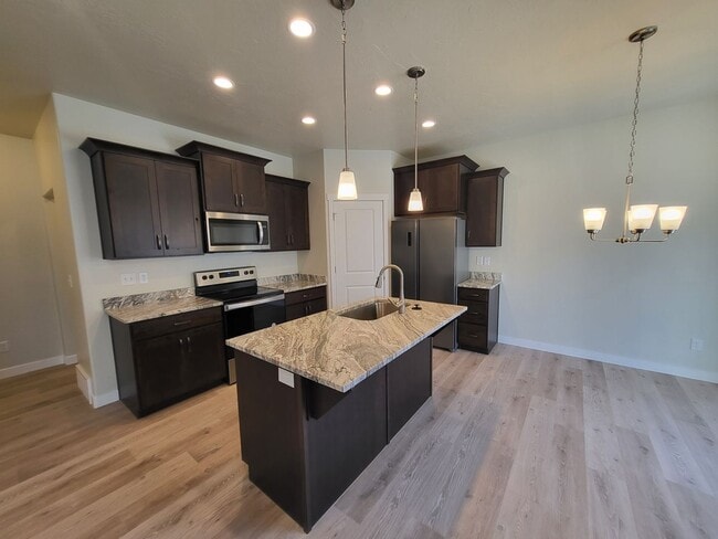 Building Photo - 3 Bedroom Townhome