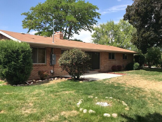 Building Photo - 3824 W Greenbrier Dr