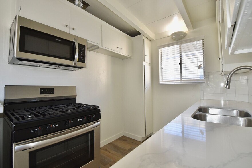 Building Photo - 6125 Whitsett Ave