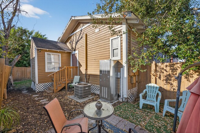 Building Photo - Updated Tampa Home – Prime Central Location 4 Beds - 2 Baths!