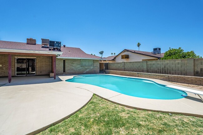 Building Photo - Move in Ready! 3 Bedrooms, 3 Bathrooms & P...