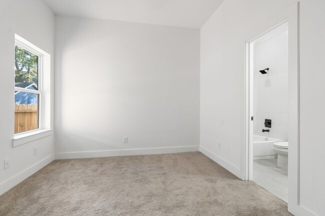 Building Photo - 868 E 35th St