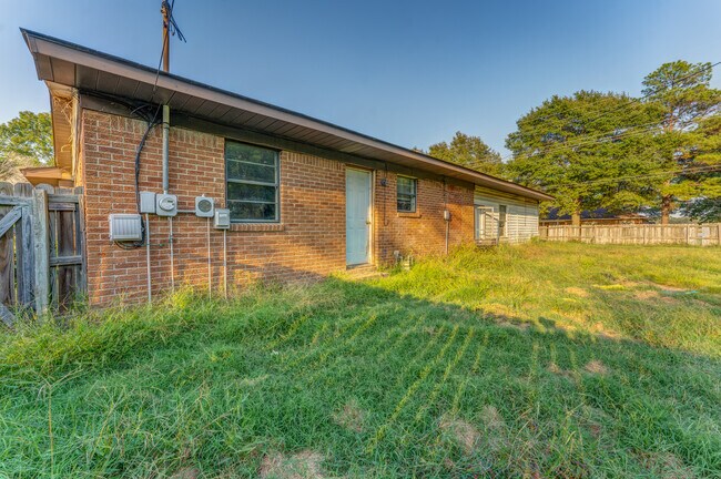 Building Photo - 121 W Pecan St
