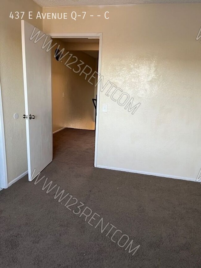 Building Photo - 2 Bedroom / 1.5 Bath Townhouse East Palmdale