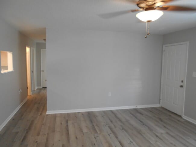 Building Photo - 806 Meadow Ln