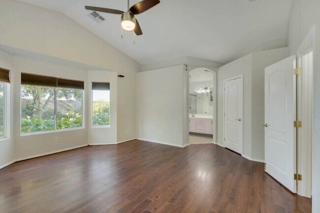 Building Photo - New Listing in Peoria