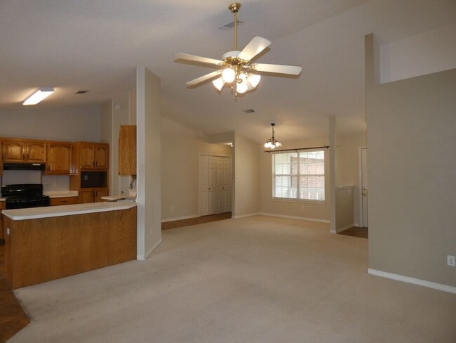 Building Photo - Spacious 3-Bedroom Home