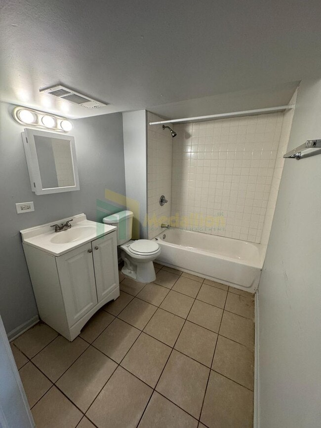 Building Photo - Brick Bungalow 4 bed 2 bath + Bonus area i...