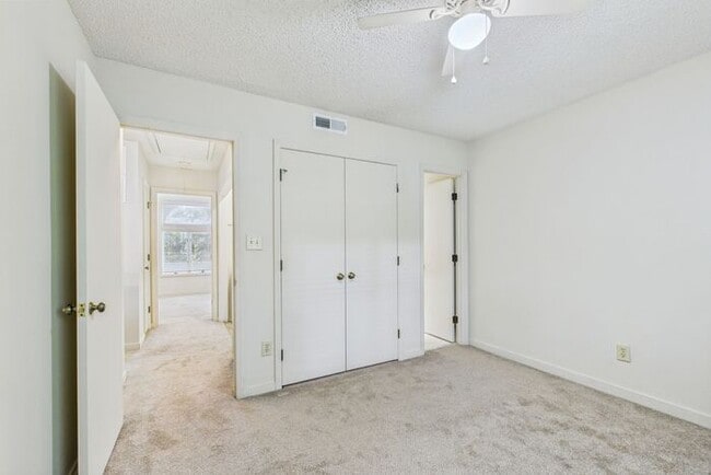 Building Photo - Charming 3-Bedroom Townhome in Sunset Woods