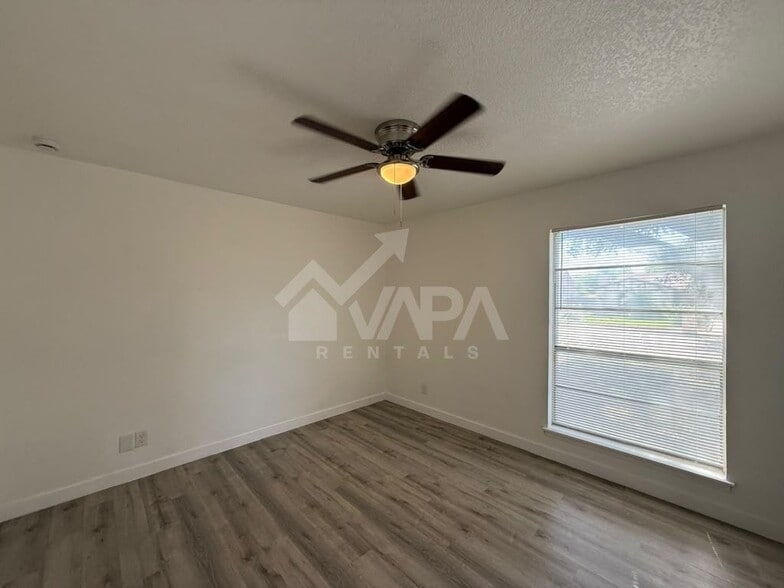 Building Photo - 2706 Lake Briar