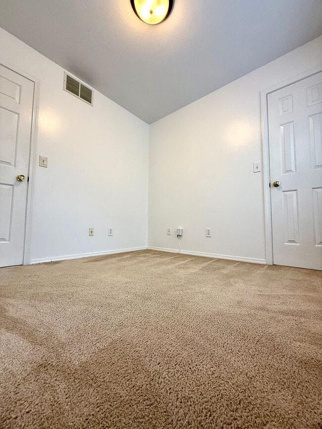 Building Photo - SHORT TERM RENTAL AVAIL FOR SUMMER 2026  (...