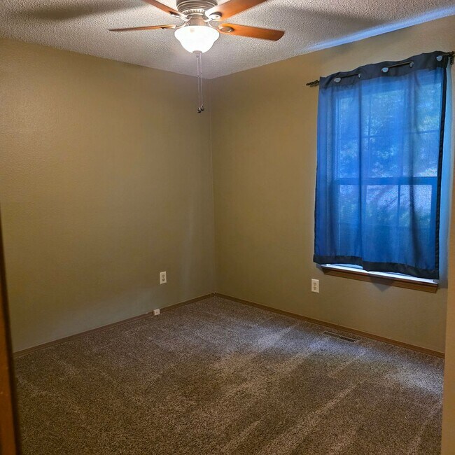 Building Photo - Great 3 bed 2 bath with a 2 car garage