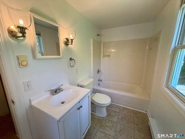 Building Photo - 154 Silvermine Ave