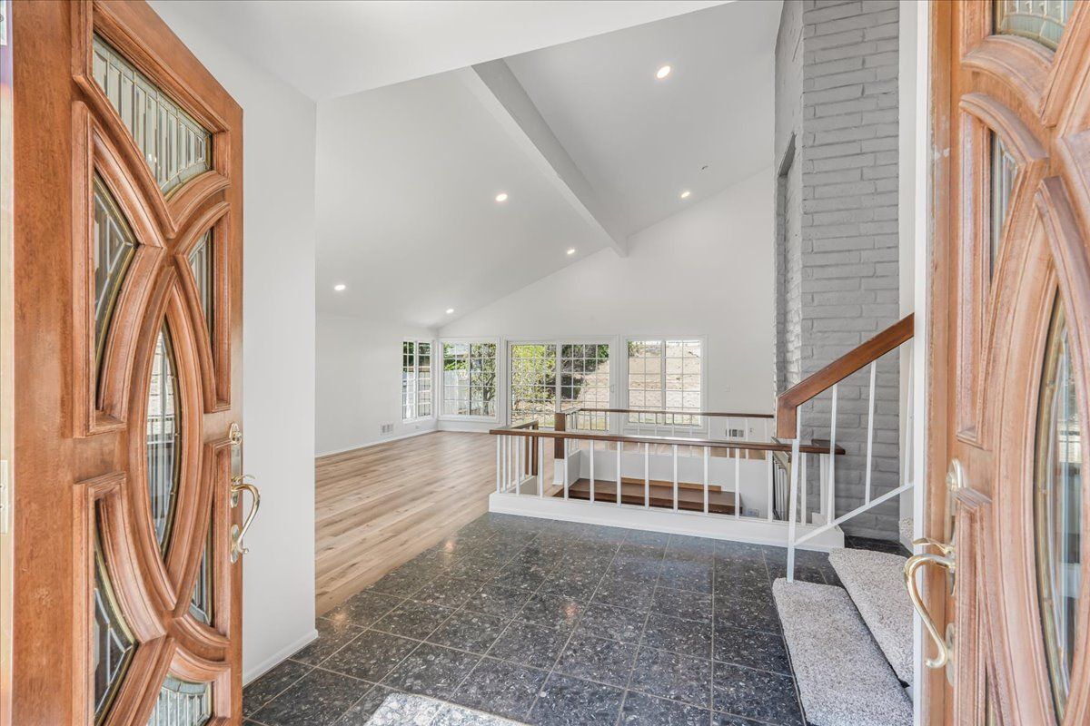 Building Photo - 327 Bethany St