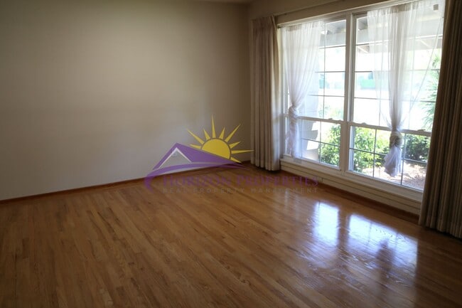 Building Photo - Unique 3 Bed 2 Bath + 2 bonus rooms 1,639 ...