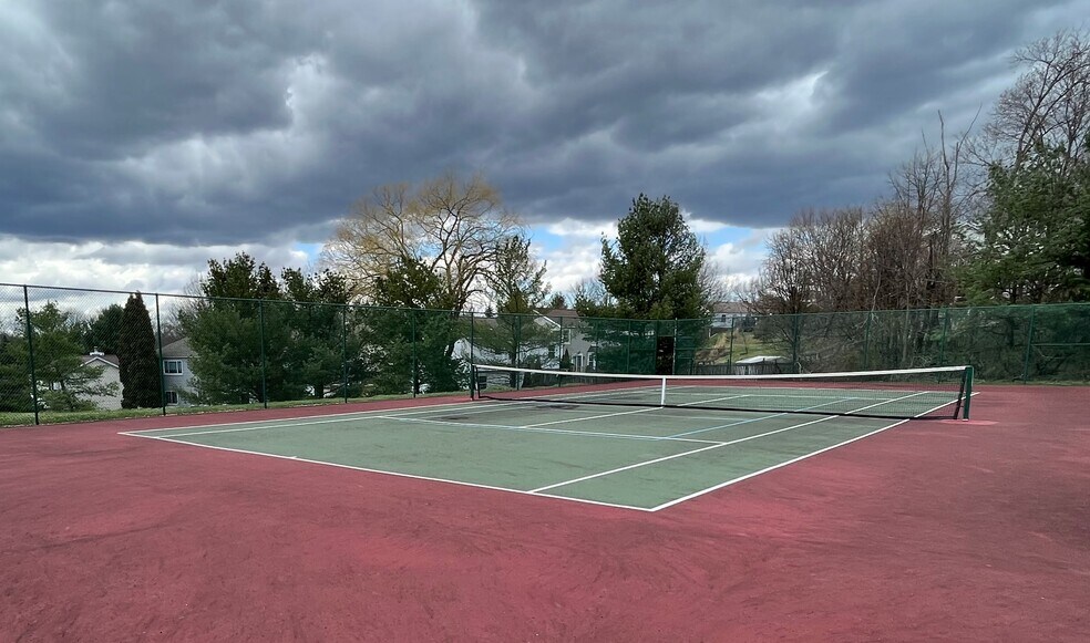 Building Photo - 6206 Patrick Henry Dr