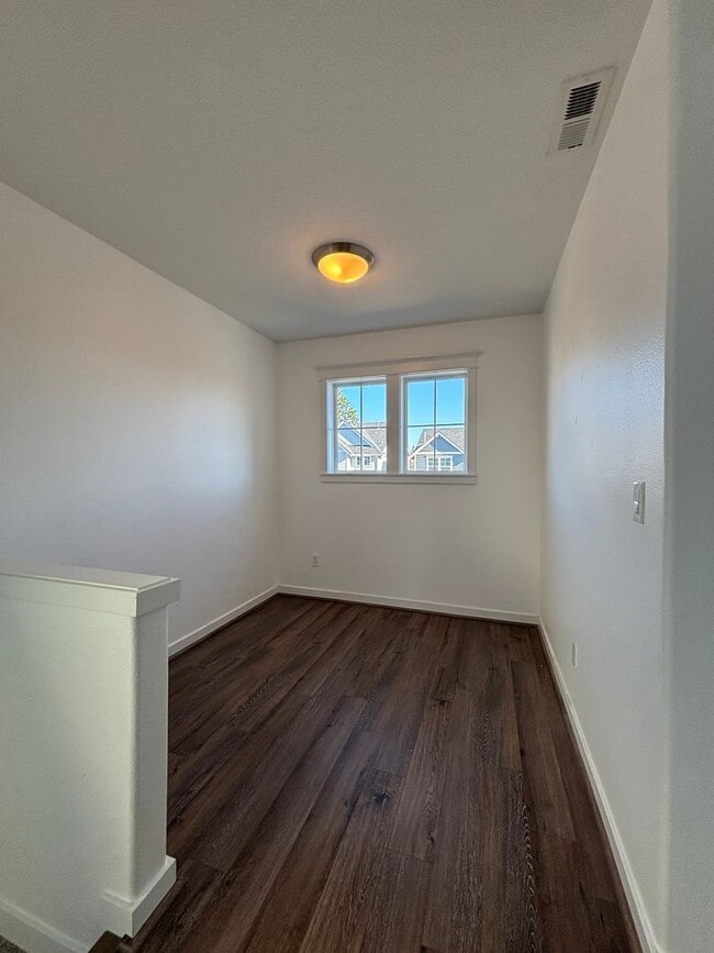 Building Photo - 2 Story Home in the Desirable Columbia Estates Development