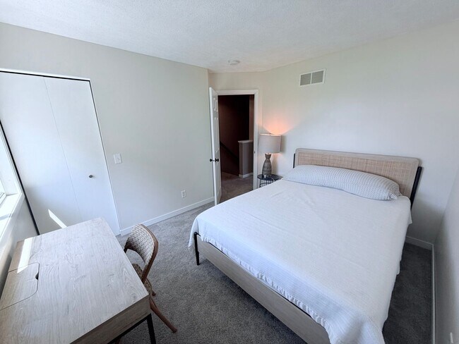 Building Photo - Modern 2-Bedroom Townhome in Apple Valley with Private Patio!!