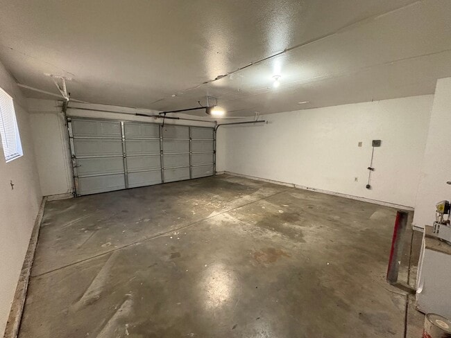 Building Photo - Charming Tulare home available now!