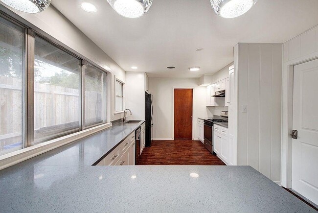 Building Photo - 6108 Cherrylawn Cir