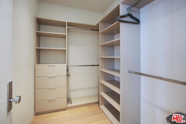 Building Photo - 508 N Sweetzer Ave