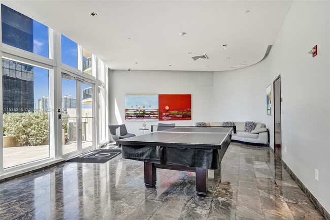 Amenities - 17201 Collins Ave