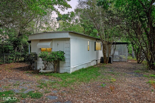 Building Photo - MOVE IN SPECIAL HALF OFF FIRST MONTHS RENT