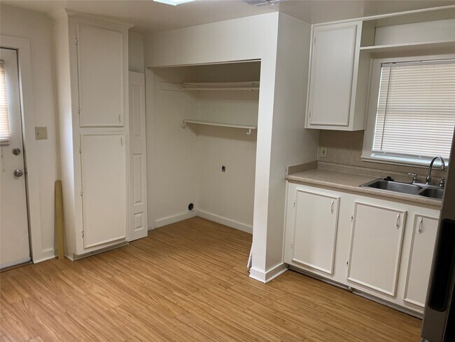 Building Photo - 1017 Avenue J