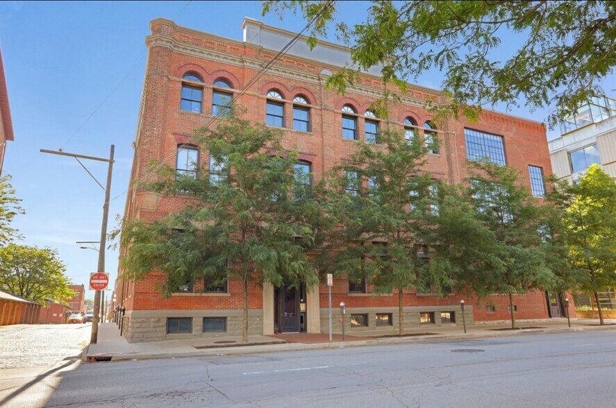 Building Photo - 570 S Front St