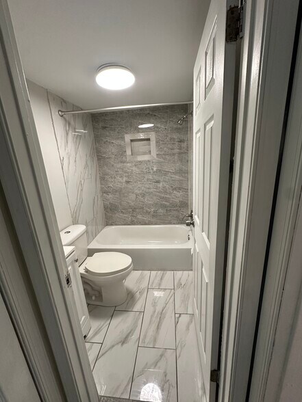 Building Photo - 1031 Lawnton Ter