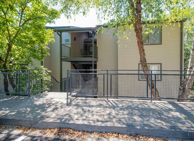 Building Photo - Renovated Condo in Green Hills Four Seasons!
