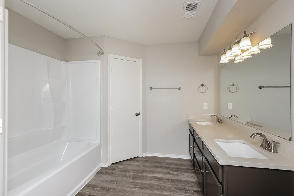 Building Photo - 2609 S Meadow Dr