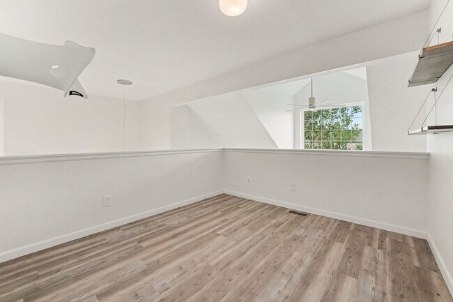 Building Photo - Bright Top-Floor 2 Bed, 2 Bath Condo with Loft & Vaulted Ceilings