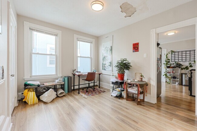 Building Photo - 19 Linden St