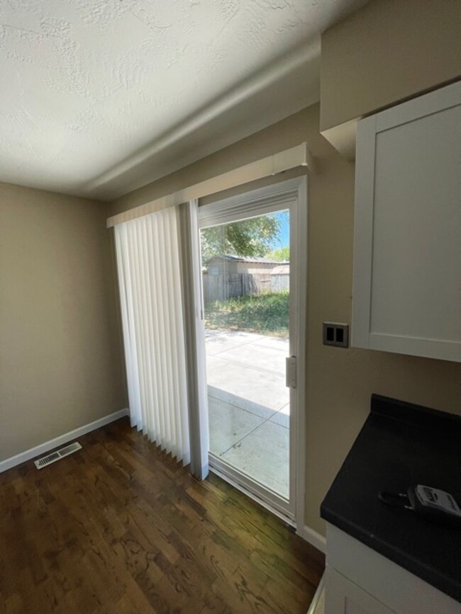 Building Photo - Available Large 3 Bedroom 1 Bath with Conv...