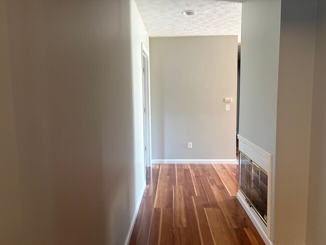 Building Photo - 4 bedroom 2 bath