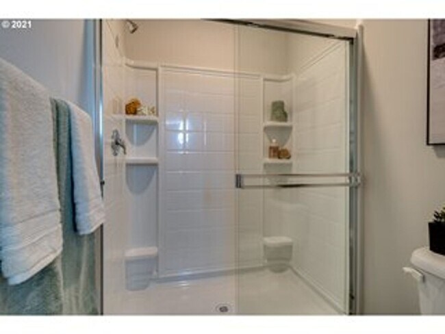 Building Photo - 3 Bed 2.5 Bath Home in Vancouver! Stainles...