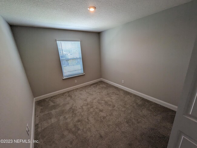 Building Photo - 251 Dahlia Falls Dr