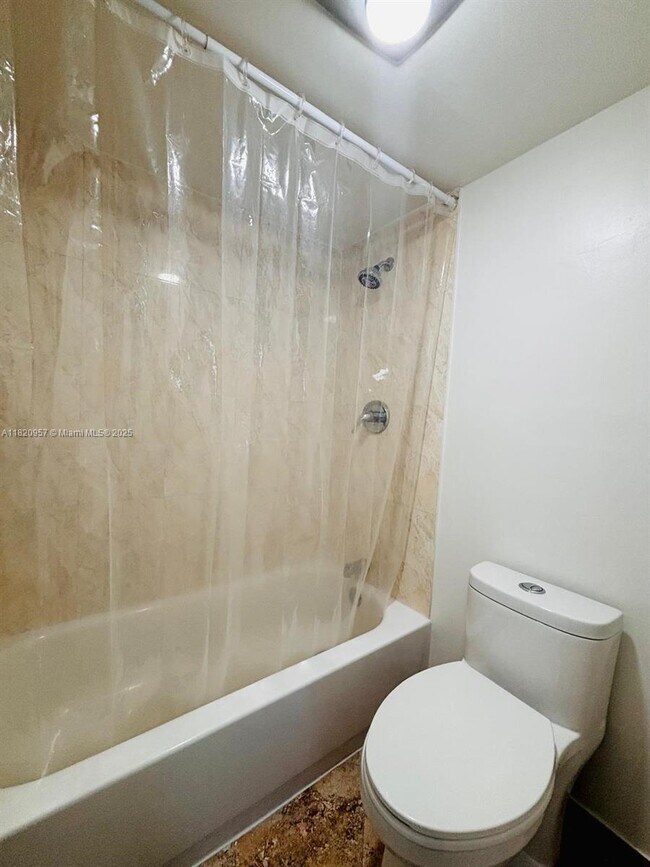 Building Photo - 3101 N Country Club Dr