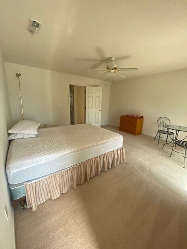 Building Photo - Introducing a charming 3-bedroom, 2-bathro...