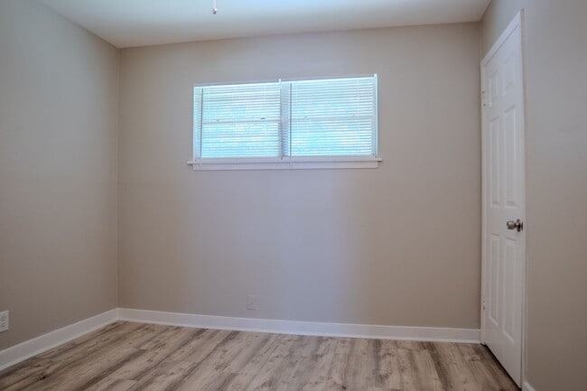 Building Photo - FREE JANUARY RENT!!!!!!!!!! $1,250 SPECIAL!!!!