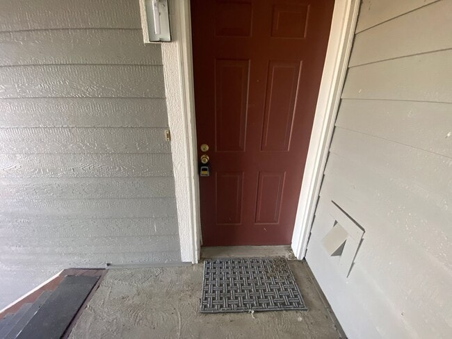 Building Photo - Large 2 bed 1 bath Top Floor Condo