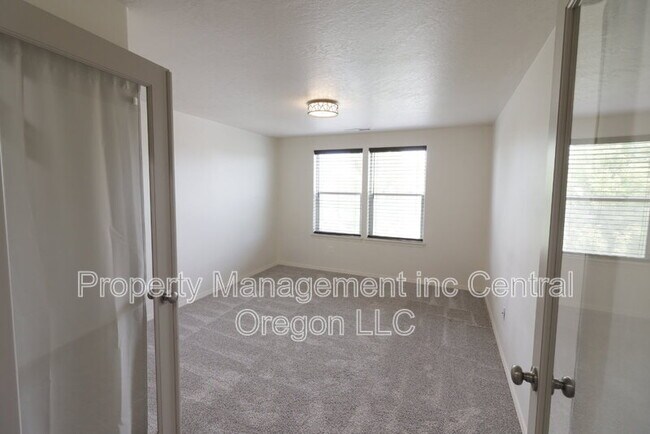 Building Photo - 3576 SW Pumice Ave