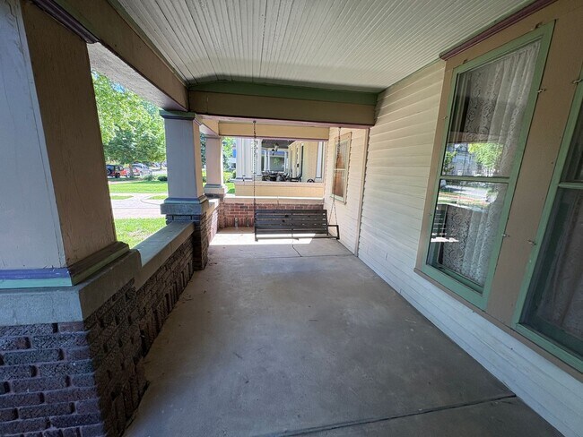 Building Photo - 4 bedroom 2 bathroom Historic Home Downtown Manhattan KS