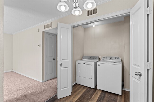 Building Photo - 102 The Strand