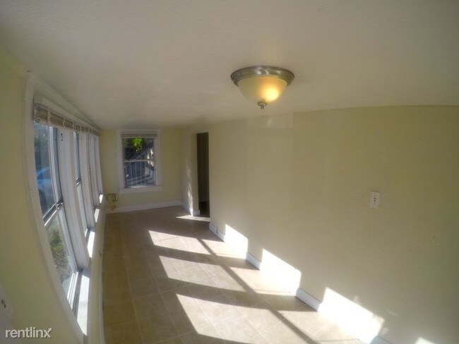 Building Photo - 1 br, 1 bath Condo - 113 W Hanlon St