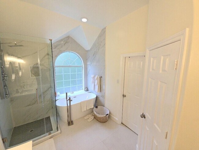 Building Photo - 16514 Bluff Springs Dr