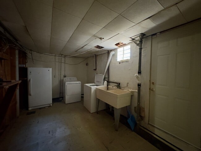 Building Photo - Charming 4 Bedroom/3.5 Bathroom Detached Home in Homeland, MD!